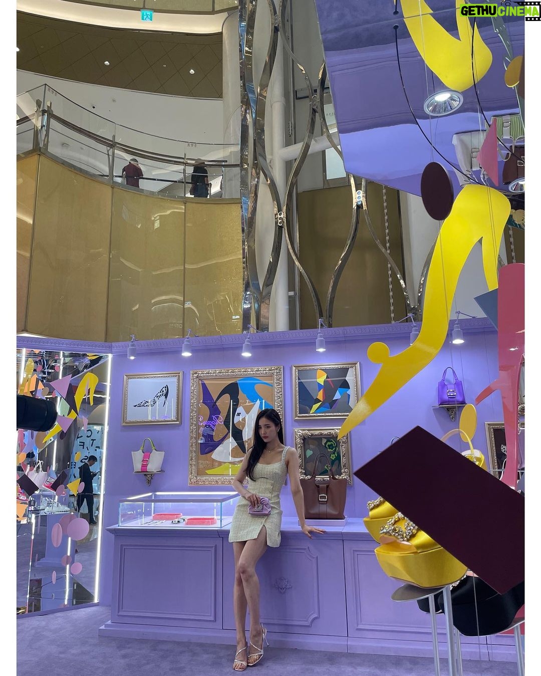 Shin Se-kyung Instagram - 로저비비에 팝업 스토어에서✨👠👛 @rogervivier 🫶🏼✨
