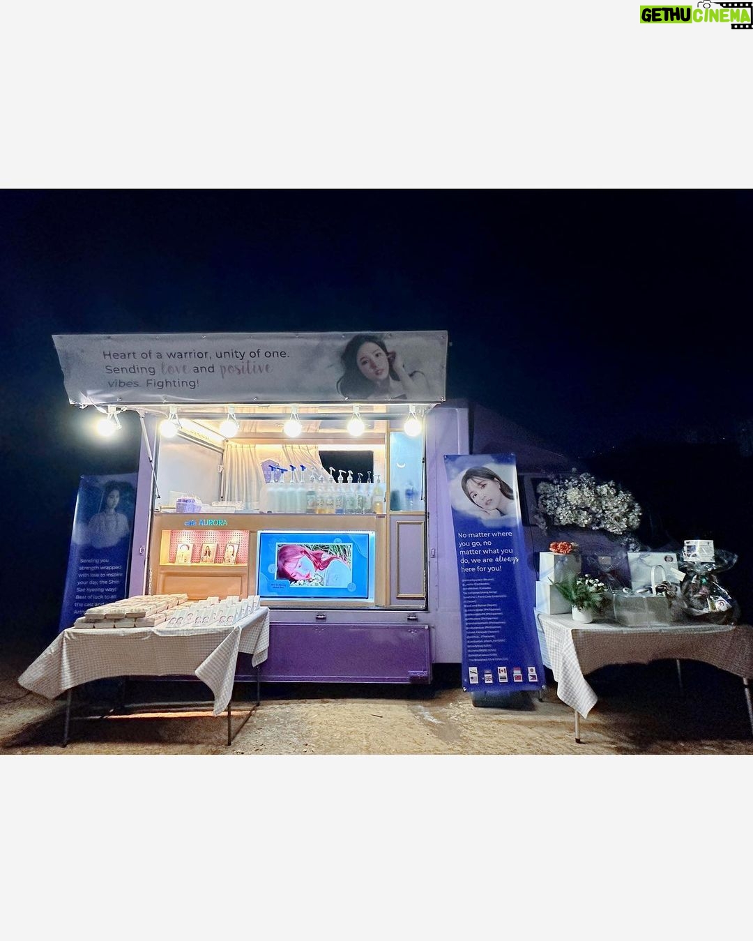 Shin Se-kyung Instagram - It was a freezing cold day on set but thanks to all of you everyone was able to enjoy a moment of warmth..💛 So grateful for your support, international fans!🥹