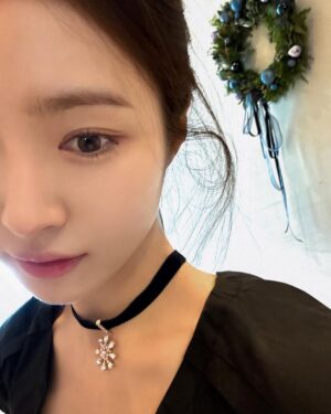 Shin Se-kyung Instagram - #광고 #ad
⠀
@rogervivier ❤️
@gherardofelloni ✨
⠀
로저비비에와 함께 눈부신 홀리데이 맞이하기 ❤️✨
⠀