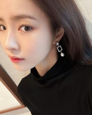 Shin Se-kyung Instagram - #광고 #ad
⠀
@rogervivier ❤️
@gherardofelloni ✨
⠀
로저비비에와 함께 눈부신 홀리데이 맞이하기 ❤️✨
⠀