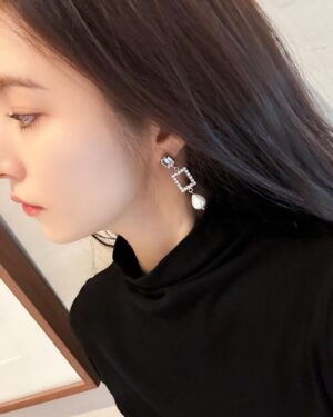 Shin Se-kyung Instagram - #광고 #ad
⠀
@rogervivier ❤️
@gherardofelloni ✨
⠀
로저비비에와 함께 눈부신 홀리데이 맞이하기 ❤️✨
⠀