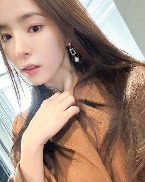 Shin Se-kyung Instagram - #광고 #ad
⠀
@rogervivier ❤️
@gherardofelloni ✨
⠀
로저비비에와 함께 눈부신 홀리데이 맞이하기 ❤️✨
⠀