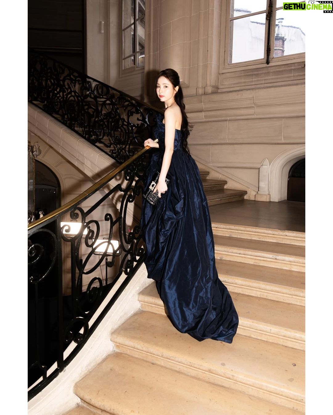 Shin Se-kyung Instagram - @rogervivier ✨ 👠📷by @_roster__ ✨🌹