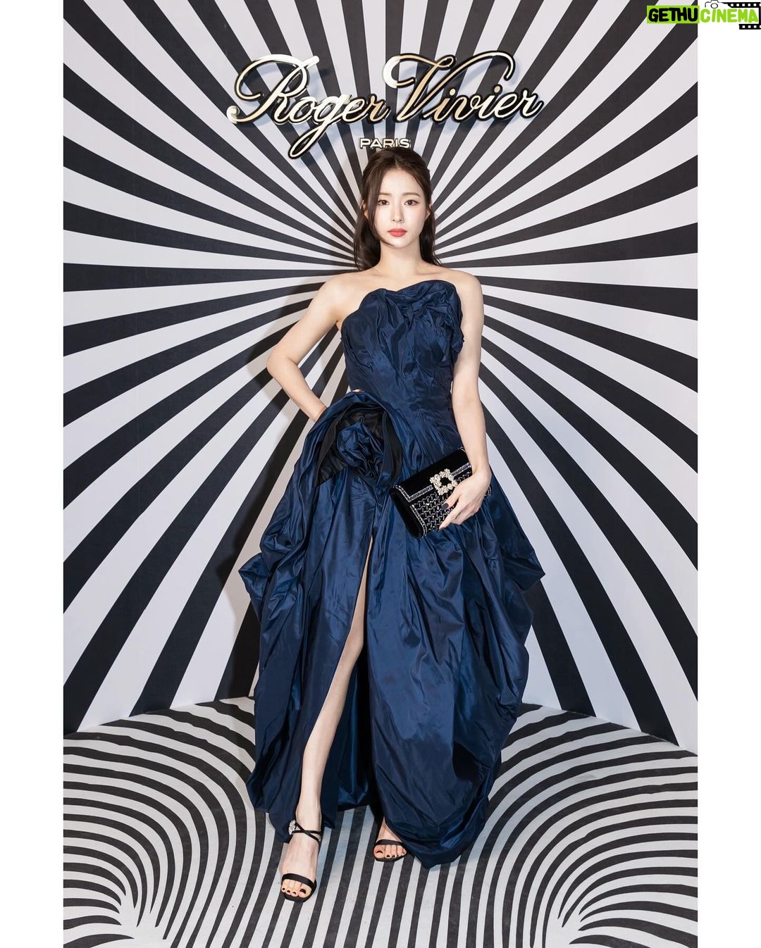 Shin Se-kyung Instagram - @rogervivier ✨ 👠📷by @_roster__ ✨🌹