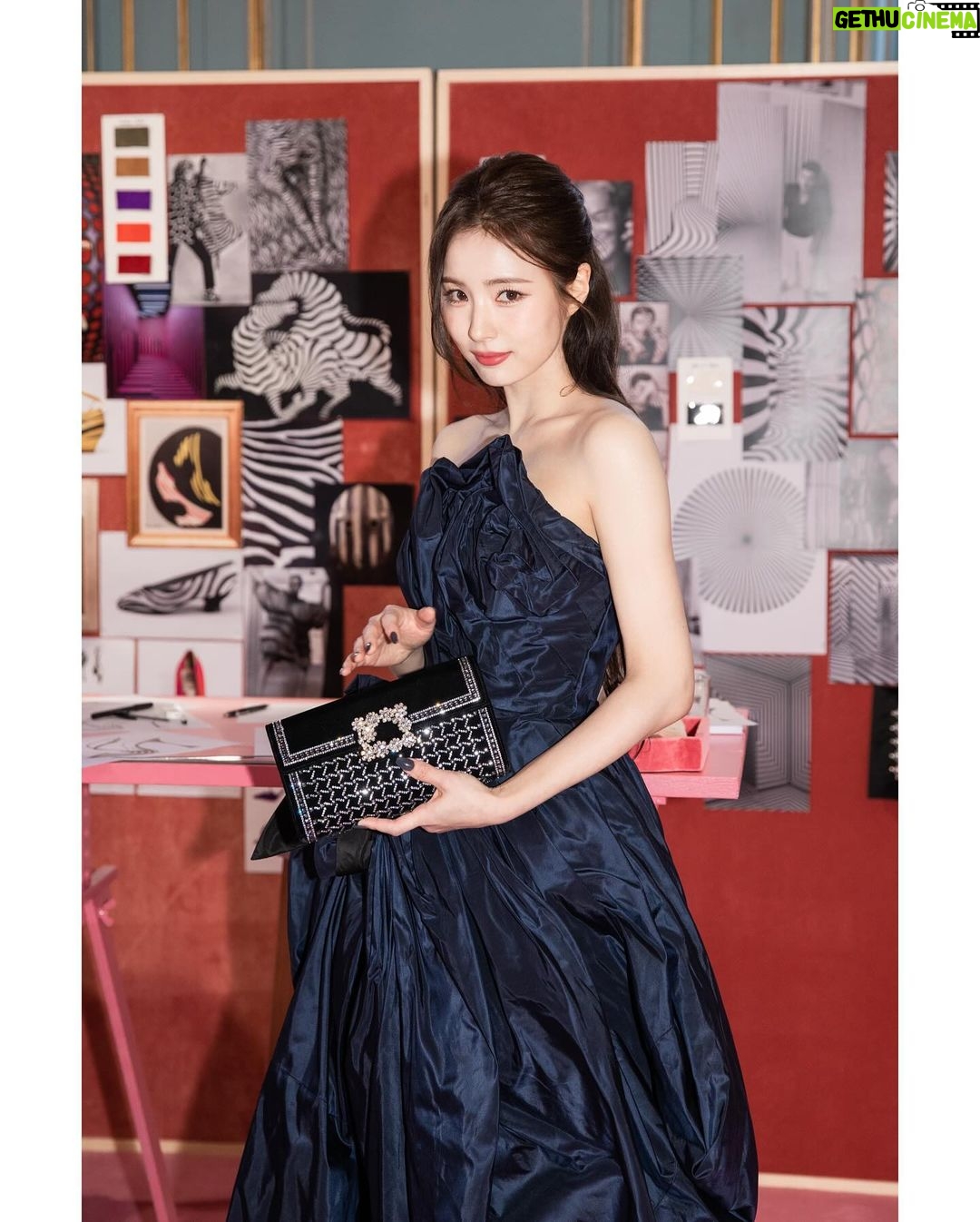 Shin Se-kyung Instagram - @rogervivier ✨ 👠📷by @_roster__ ✨🌹