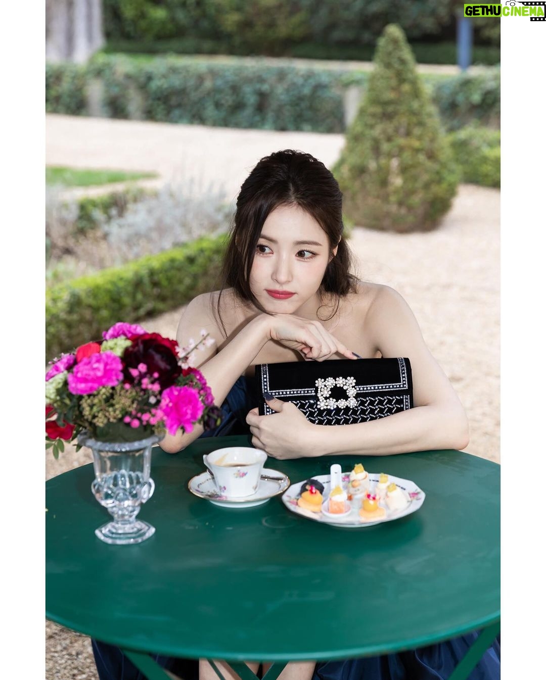 Shin Se-kyung Instagram - @rogervivier ✨ 👠📷by @_roster__ ✨🌹