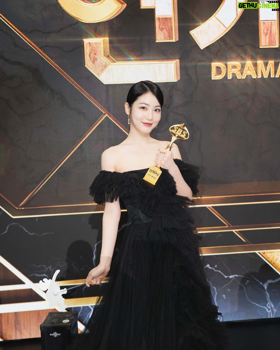 Shin Ye-eun Instagram - 너무 감사합니다🖤 #sbs연기대상