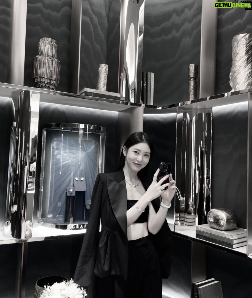 Shin Ye-eun Instagram - #광고 @graff 영국의 하이주얼리 브랜드💎#그라프 아름다운 날갯짓과 자유로움을 표현 한 버터플라이 컬렉션은 행운을 불러다준데요🦋! 그라프 신세계 강남 살롱에서 만나요!