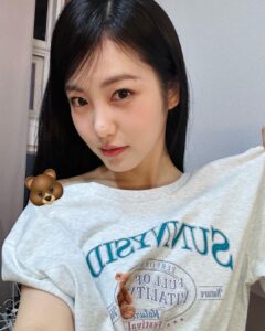 Shin Ye-eun Instagram - 예쁜 옷 많이 입은 날☃️