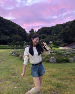 Shin Ye-eun Instagram - 감사인사가 늦었습니다
이 상을 받고싶어서  얼마나 기다렸는지 몰라요🥲
투표해준 우리 고마운 은하수, 귀한 상 선물해주신 브랜드대상 관계자분들께 진심으로 감사드립니다💓
계속해서 라이징하겠습니다🫧
