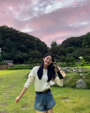 Shin Ye-eun Instagram - 감사인사가 늦었습니다
이 상을 받고싶어서  얼마나 기다렸는지 몰라요🥲
투표해준 우리 고마운 은하수, 귀한 상 선물해주신 브랜드대상 관계자분들께 진심으로 감사드립니다💓
계속해서 라이징하겠습니다🫧