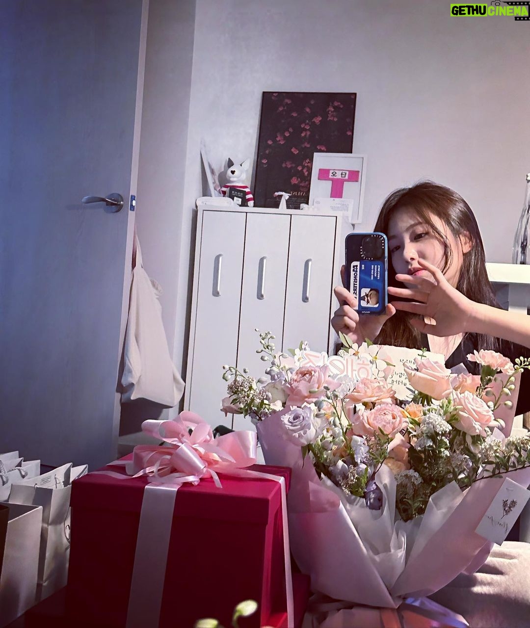 Shin Ye-eun Instagram - #헤이즈 와 함께하게 되었습니다🩵🤍 행복합시다🌸 #헤이즈 #여성용품