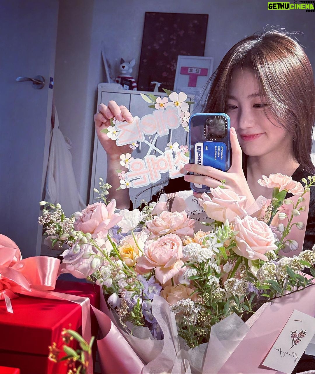 Shin Ye-eun Instagram - #헤이즈 와 함께하게 되었습니다🩵🤍 행복합시다🌸 #헤이즈 #여성용품