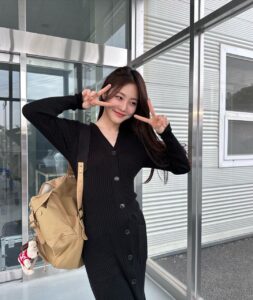 Shin Ye-eun Instagram - #헤이즈 와 함께하게 되었습니다🩵🤍 행복합시다🌸 #헤이즈 #여성용품