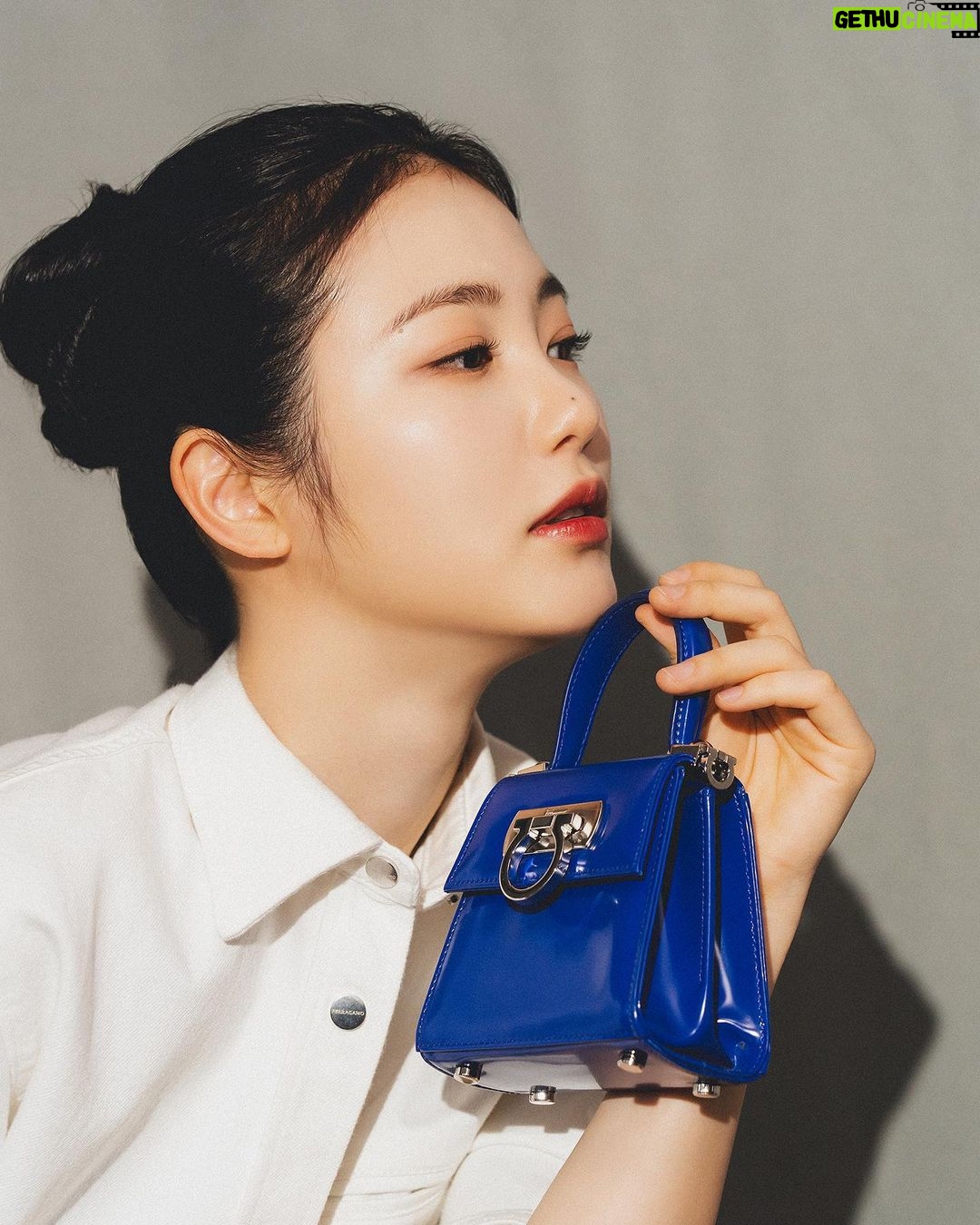 Shin Ye-eun Instagram - đđ¤ #ę´ęł #FERRAGAMOTOPHANDLE @FERRAGAMO @_MAXIMILIANDAVIS_