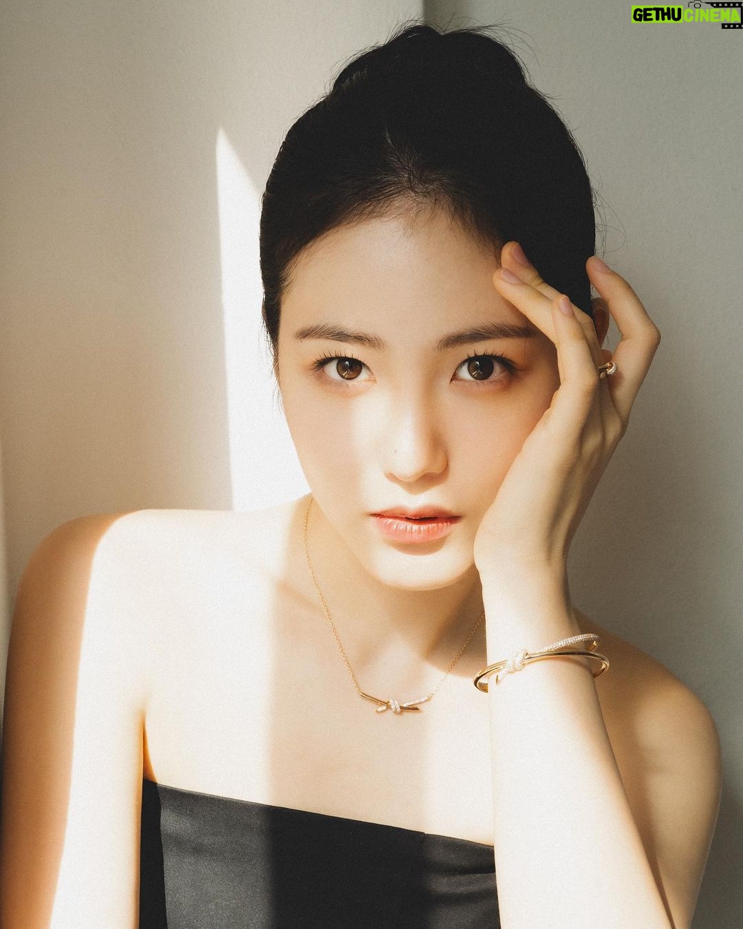 Shin Ye-eun Instagram - 우아하고 정교한 아름다움💎매듭으로 연결된 티파니 노트(Tiffany Knot) #AD #TiffanyAndCo #티파니앤코 #TiffanyPartner #TiffanyKnot