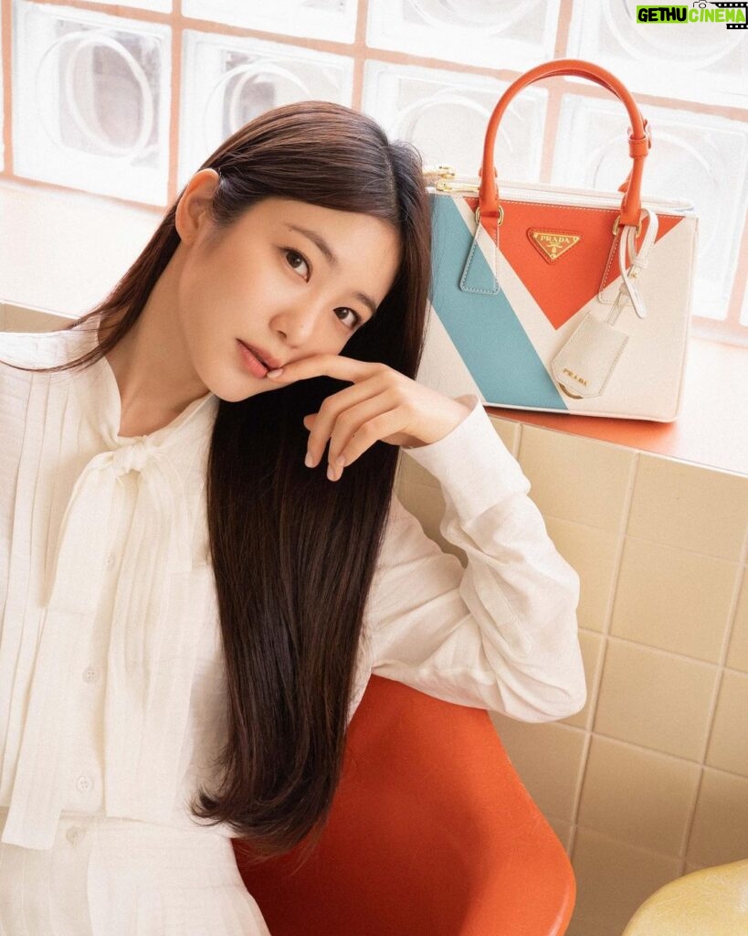 Shin Ye-eun Instagram - 🧡🩵🤍 Our love is White and Orange. Find the color of your love with the new #PradaGalleria @prada #ad