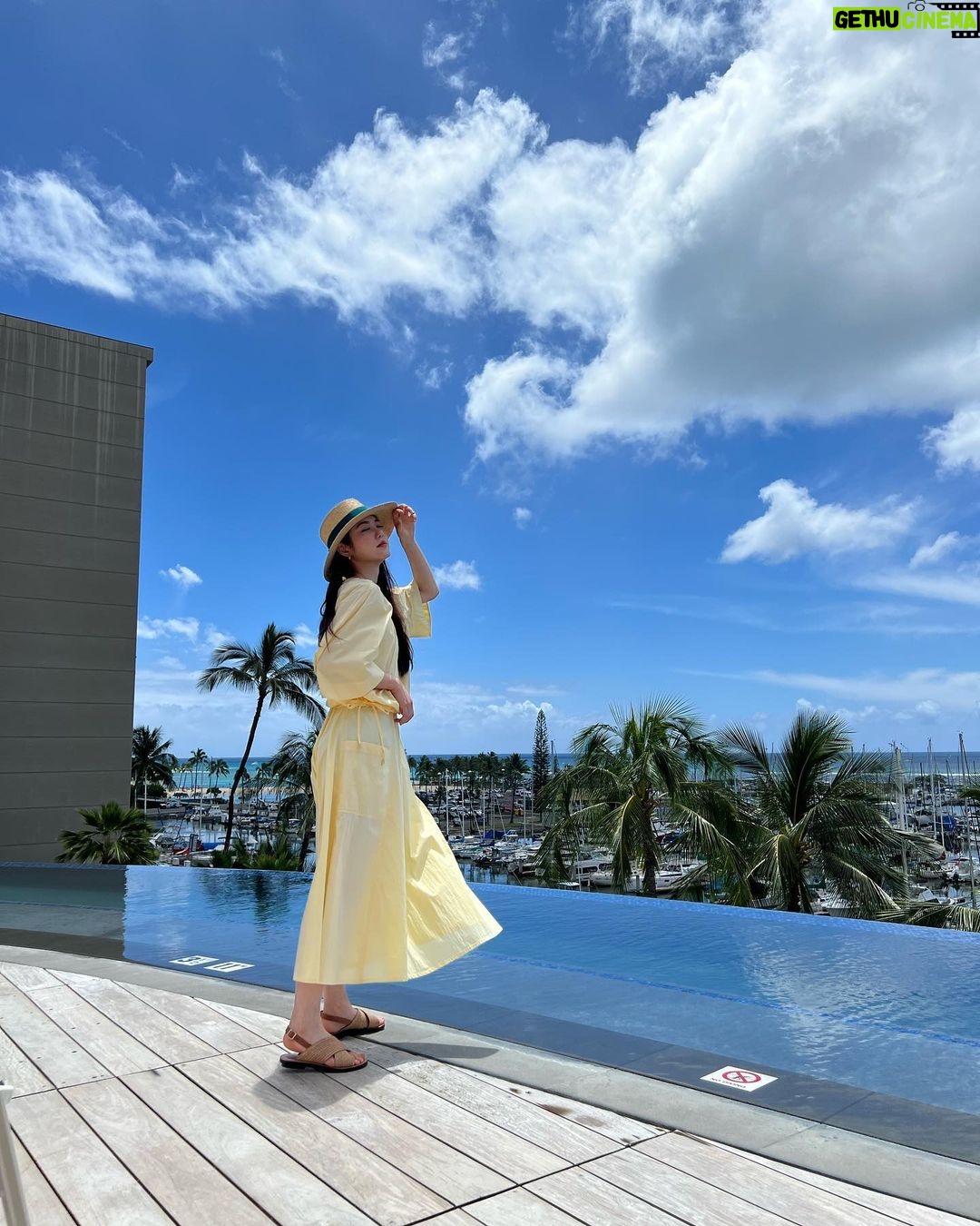 Shin Ye-eun Instagram - 노란색을 좋아해💛 Prince Waikiki