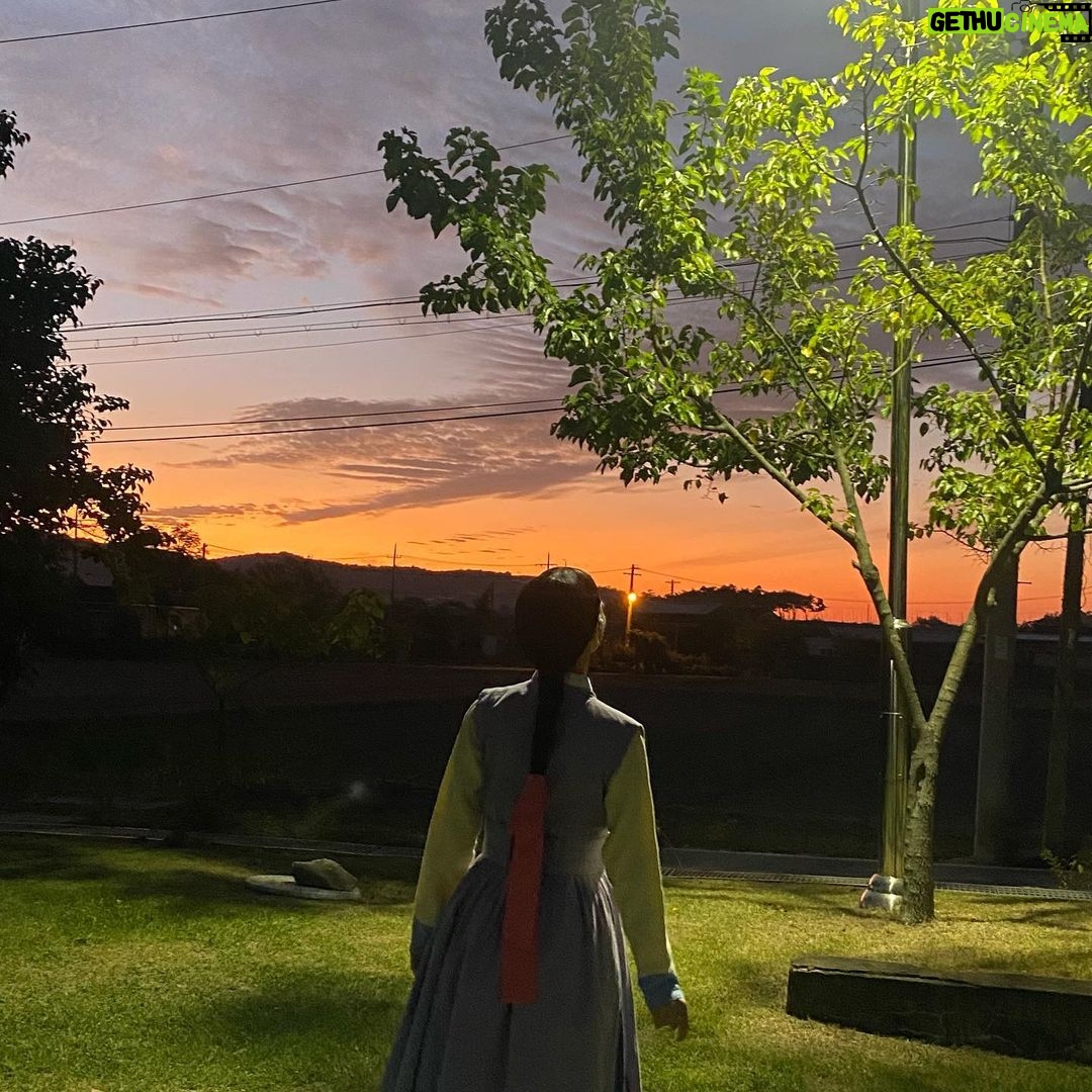 Shin Ye-eun Instagram - 앞으로가 더 재밌는 #꽃선비열애사 꽃선비보고 꽃길걸으세요🌸