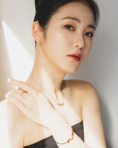 Shin Ye-eun Instagram - 우아하고 정교한 아름다움💎매듭으로 연결된 티파니 노트(Tiffany Knot) #AD #TiffanyAndCo #티파니앤코 #TiffanyPartner #TiffanyKnot