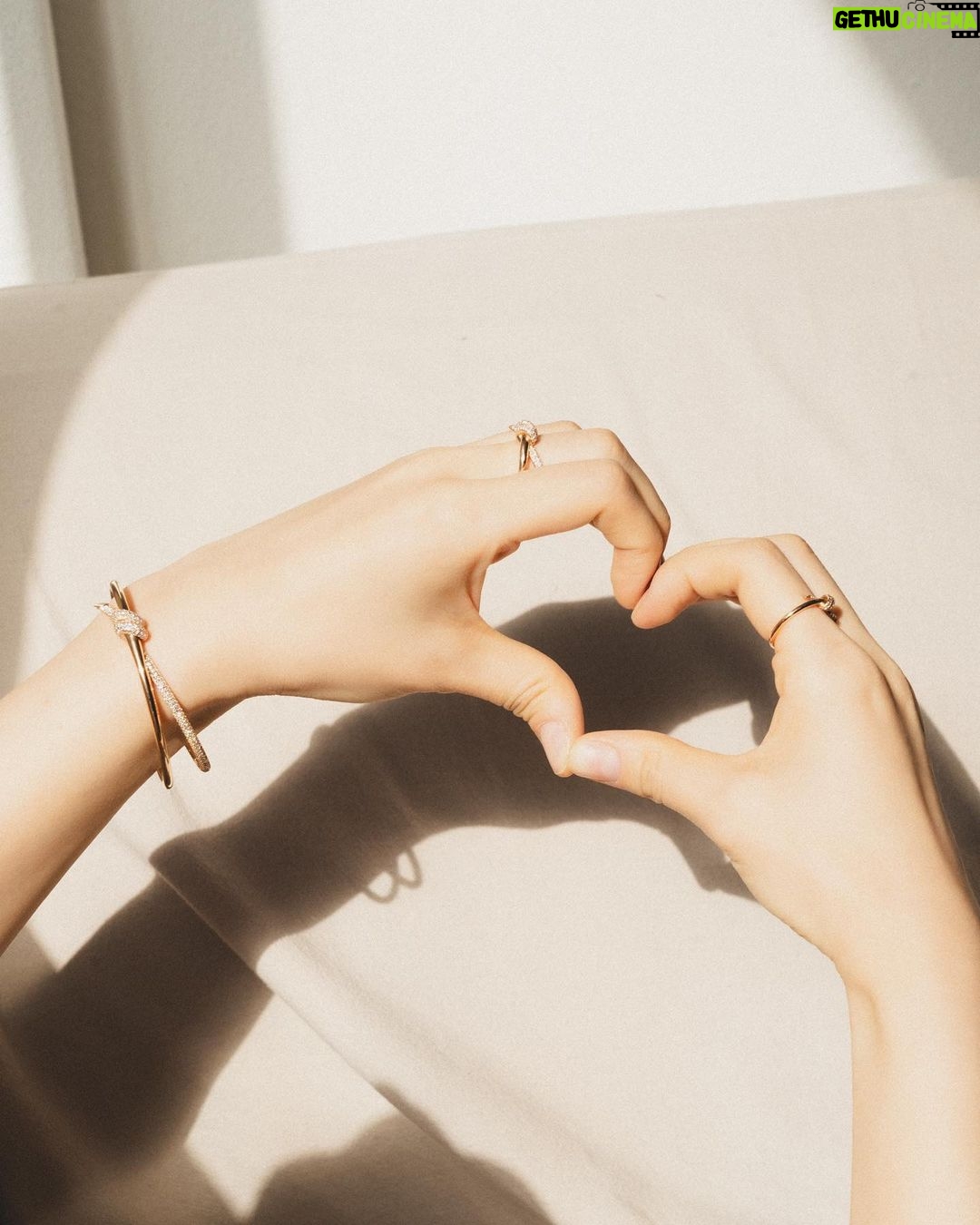 Shin Ye-eun Instagram - 우아하고 정교한 아름다움💎매듭으로 연결된 티파니 노트(Tiffany Knot) #AD #TiffanyAndCo #티파니앤코 #TiffanyPartner #TiffanyKnot