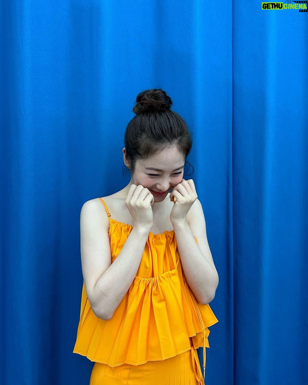 Shin Ye-eun Instagram - 뷰빗에서 보내주신 예쁜 꽃다발💚🧡🩷 #뷰빗 #뷰빗은맛있어🎶 #1일1포😀