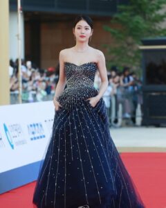 Shin Ye-eun Instagram - #청룡시리즈어워즈 귀한 상 주셔서 감사합니다💙🖤