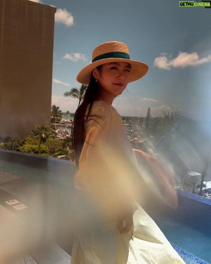 Shin Ye-eun Instagram - 노란색을 좋아해💛 Prince Waikiki