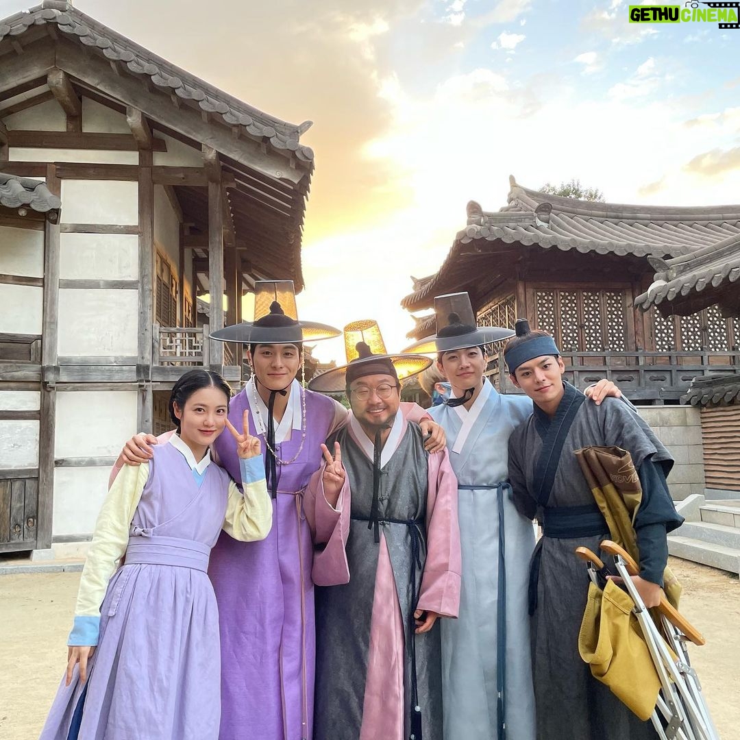 Shin Ye-eun Instagram - 앞으로가 더 재밌는 #꽃선비열애사 꽃선비보고 꽃길걸으세요🌸