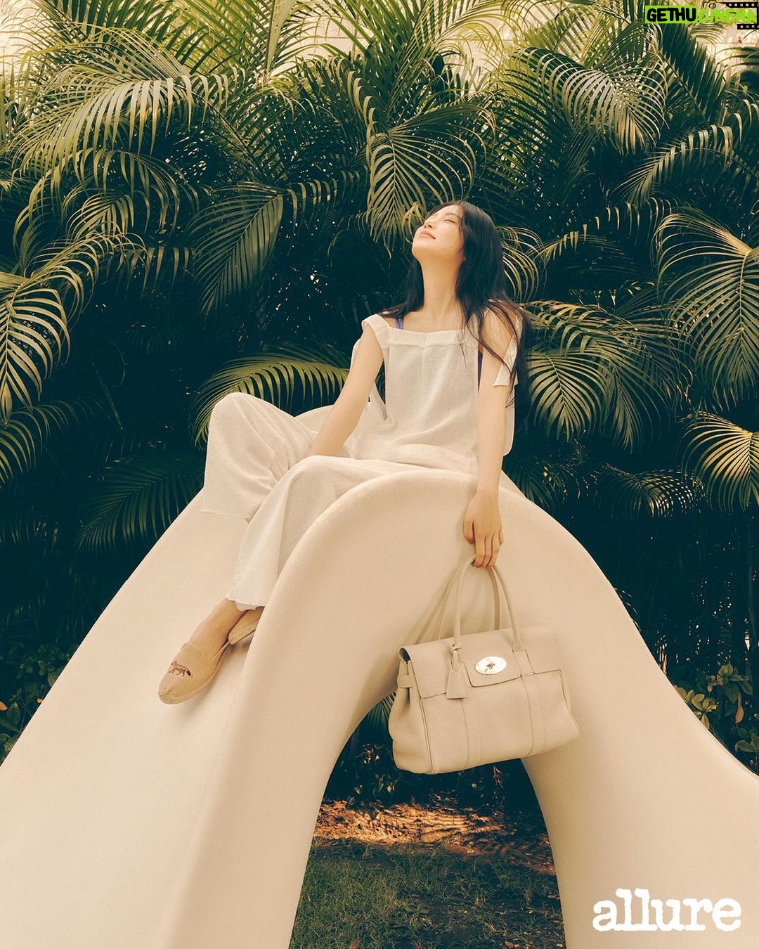 Shin Ye-eun Instagram - #MulberryEngland 👜💼