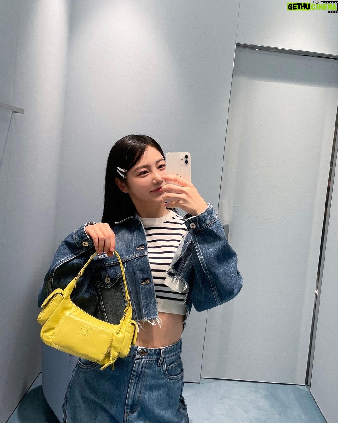 Shin Ye-eun Instagram - 💛💙 @MiuMiu #MiuMiu #MiuMiuMultiPocket