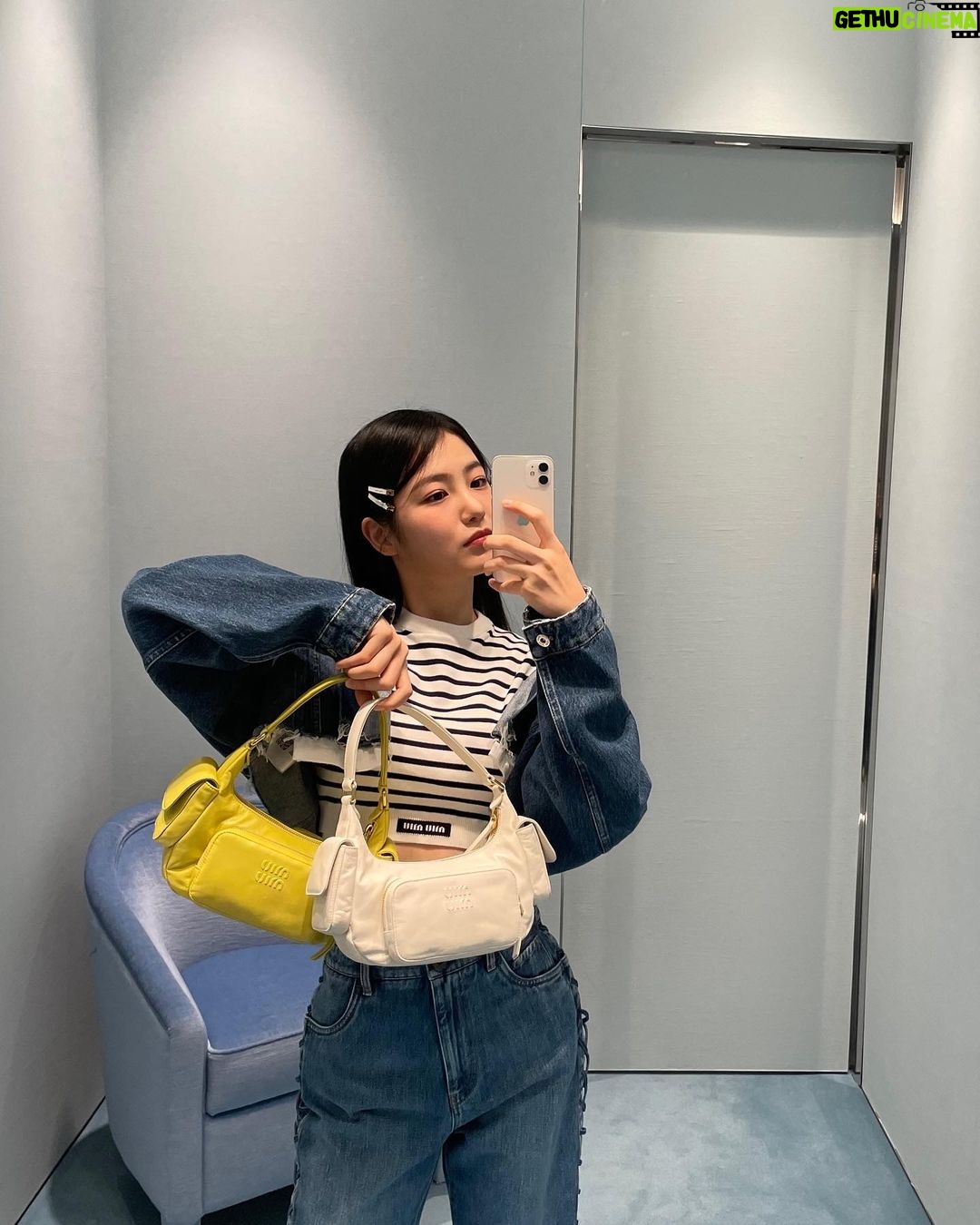 Shin Ye-eun Instagram - 💛💙 @MiuMiu #MiuMiu #MiuMiuMultiPocket