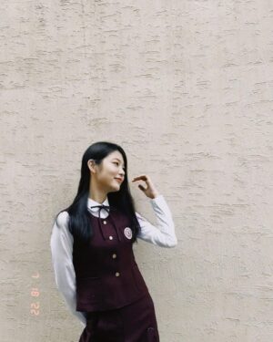 Shin Ye-eun Instagram - #더글로리 #어린연진
잠깐이지만 시즌 2도 함께 했습니다🤍
#넷플릭스 ♥️🖤