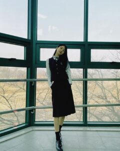Shin Ye-eun Instagram - #더글로리 #어린연진 잠깐이지만 시즌 2도 함께 했습니다🤍 #넷플릭스 ♥️🖤