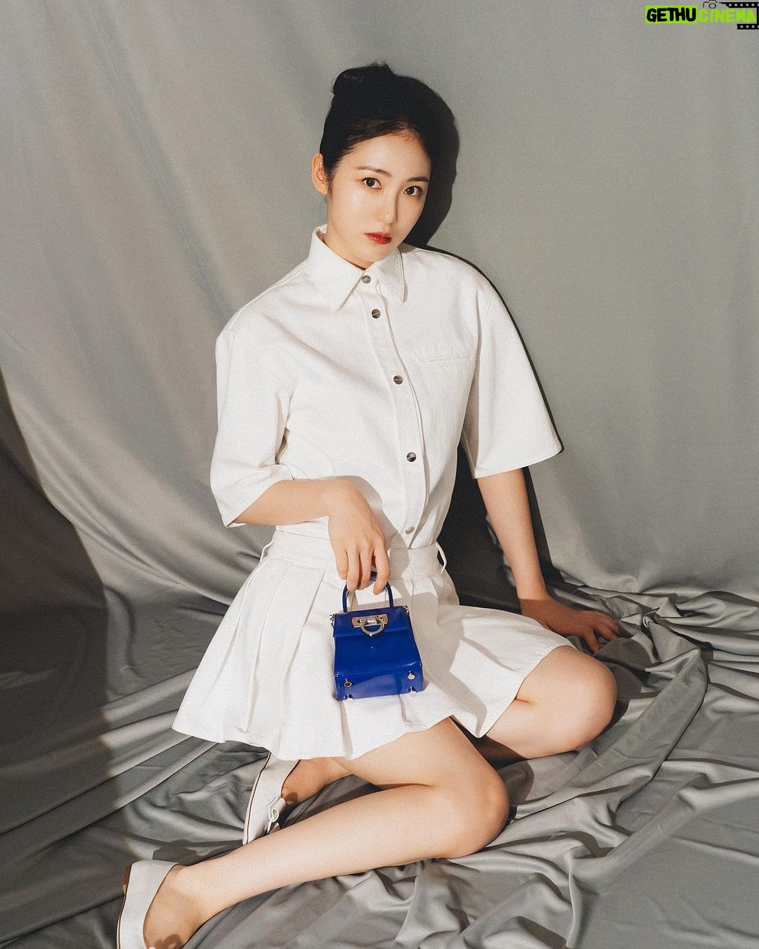 Shin Ye-eun Instagram - đđ¤ #ę´ęł #FERRAGAMOTOPHANDLE @FERRAGAMO @_MAXIMILIANDAVIS_