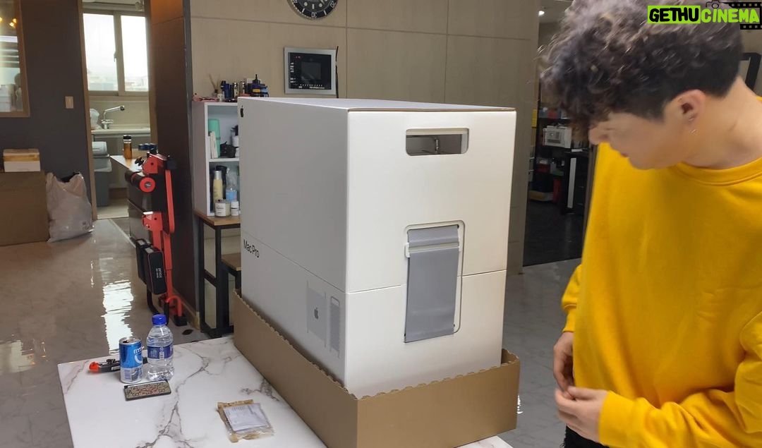 Shindong Instagram - 이게 바로 #flex 다!! #macpro 편집 날라다닐 예정 **사양공개 Mac Pro CTO 2.5GHz CPU/ 384GB RAM/ 4TB SSD/ Radeon Pro Vega II Duo 2개(각각 2x32GB HBM2 메모리) / Apple Afterburner 카드 / 바퀴 달린 스테인리스 스틸 프레임 / Magic Mouse 2 / Magic Trackpad 2/ PRO display XDR X 2개/