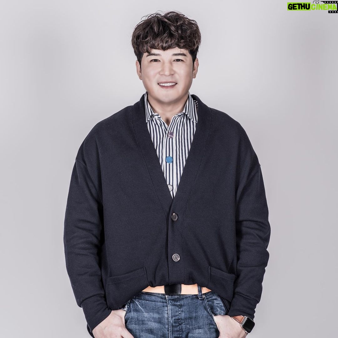 Shindong Instagram - #신동 #신동의유튜브 #신동댕동 #신동쇼 능력자 분들 감사합니다. 여러분의 도움으로 영상 하나에 자막(번역)이 언어별로 9개나 등록이 되어 있네요. 한국어를 시작으로 중국어,일본어,인도네시아어,영어,아랍어 등등 감사합니다 계속해서 도움 주실꺼죠?? 항상 감사합니다!!^^ 능력자들을 모십니다!^^ http://www.youtube.com/timedtext_cs_panel?c=UC7m9K8lcptwUpt9UoNh5Xgg&tab=2 Appreciate for your talented help everyone. 9 different language translations are updated for a single clip with your lovely participations Thank you so much for the translations with Chinese, Japanese, English, Indonesian, Arabian and etc Would you be helping us after all, right? Again, big thanks for the consistent support !! And we still welcome the talented participants! ^^ 感谢各位高手们的协助~ 因为有你们的帮忙我们的视频额外的添加了多达9个国家的外文字幕。除了韩语还有中文,日语,印度尼西亚语,英语,阿拉伯语等等… 感谢各位的协助~ 希望以后的视频也会像现在一样持续下去! 你们会继续帮我吧~真心的感谢你们! 希望有更多国家的朋友们帮我完成这个任务~ 欢迎踊跃参与!