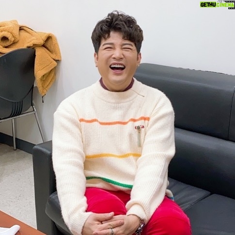 Shindong Instagram - 오늘 저녁 6시 신동의 유튜브 라이브쇼 “신동SHOW”가 함께합니다. 오늘은 어떤코너로 갈지? 궁금하니 않으세요? 혹시 어떤걸 할지? 댓글 남겨주시면 참고 할께요! 댓글 고고! 거기에 주변 홍보도 고고! 그리고 유튜브 신동 채널 신동쇼 로 가셔서 좋아요 구독 눌러주세요!^^ #신동 #슈퍼주니어 #신동댕동 #신동쇼 #엘프