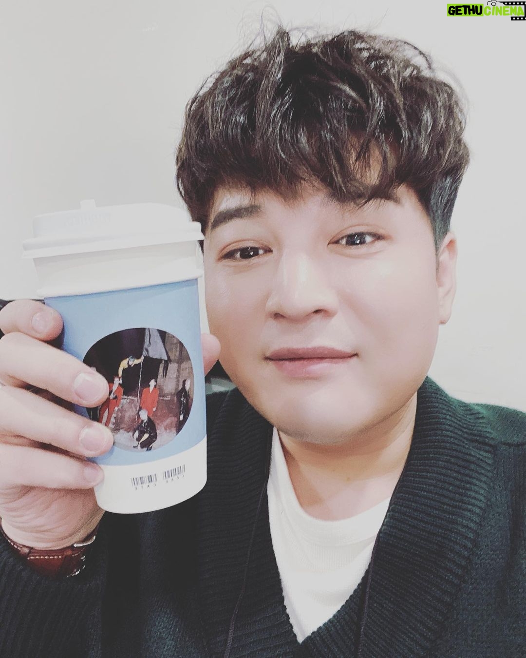 Shindong Instagram - 오늘까지 #EXO #Obsession 총 17편의 영상 업로드를 잘 마무리했습니다! 좋은 기회주셔서 감사합니다. 잘봐주신 #EXO #엑소엘 #ELF 까지도 감사해요! 준비하면서 부터 너무 좋았고 끝까지 모두 수고하셨습니다~^^ #왈랄라 특히 수고했다. 다른작품으로 또 좋은소식 들고올께요. #신동 #감독 feat.커피잘마셨어요~^^ #위아원 #사랑하자 #슈퍼주니어에요 #다죽여