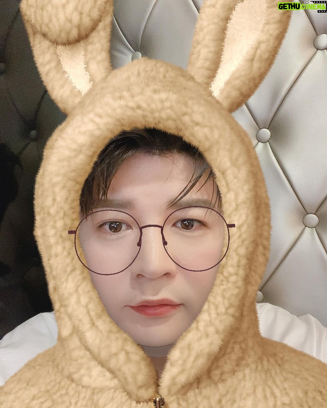 Shindong Instagram - Hello Singapore! Nice to meet you~ Im Shindong~ It’s great to be here today! Lot’s of delicious food and I can see so many beautiful faces right now! Are you guys having fun?! Well, it's not over yet! Say ooohh~~~ Lets have some fun! Come on! Thank U La~