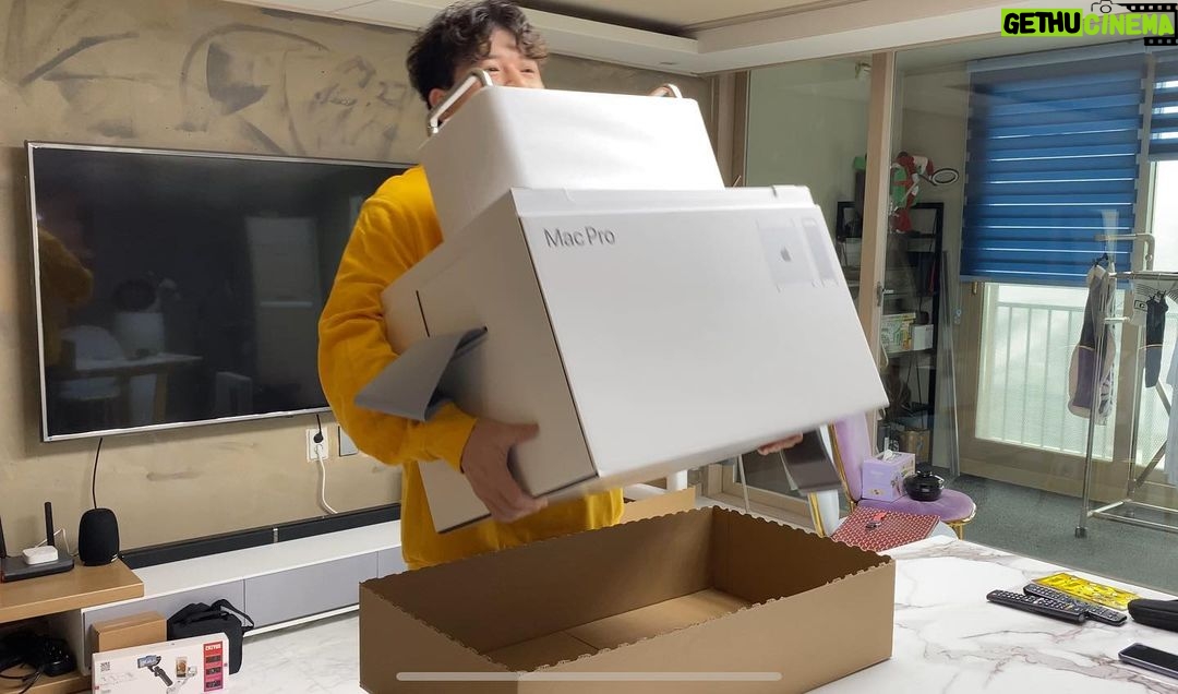 Shindong Instagram - 이게 바로 #flex 다!! #macpro 편집 날라다닐 예정 **사양공개 Mac Pro CTO 2.5GHz CPU/ 384GB RAM/ 4TB SSD/ Radeon Pro Vega II Duo 2개(각각 2x32GB HBM2 메모리) / Apple Afterburner 카드 / 바퀴 달린 스테인리스 스틸 프레임 / Magic Mouse 2 / Magic Trackpad 2/ PRO display XDR X 2개/
