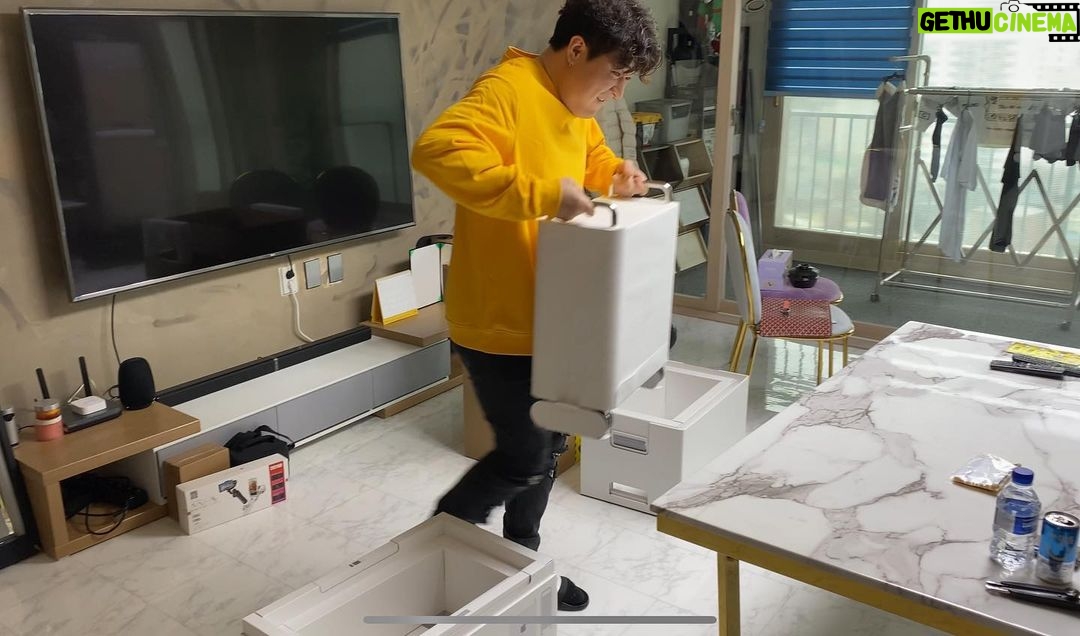 Shindong Instagram - 이게 바로 #flex 다!! #macpro 편집 날라다닐 예정 **사양공개 Mac Pro CTO 2.5GHz CPU/ 384GB RAM/ 4TB SSD/ Radeon Pro Vega II Duo 2개(각각 2x32GB HBM2 메모리) / Apple Afterburner 카드 / 바퀴 달린 스테인리스 스틸 프레임 / Magic Mouse 2 / Magic Trackpad 2/ PRO display XDR X 2개/