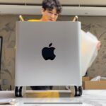 Shindong Instagram - 이게 바로 #flex 다!! #macpro 편집 날라다닐 예정 **사양공개 Mac Pro CTO 2.5GHz CPU/ 384GB RAM/ 4TB SSD/ Radeon Pro Vega II Duo 2개(각각 2x32GB HBM2 메모리) / Apple Afterburner 카드 / 바퀴 달린 스테인리스 스틸 프레임 / Magic Mouse 2 / Magic Trackpad 2/ PRO display XDR X 2개/