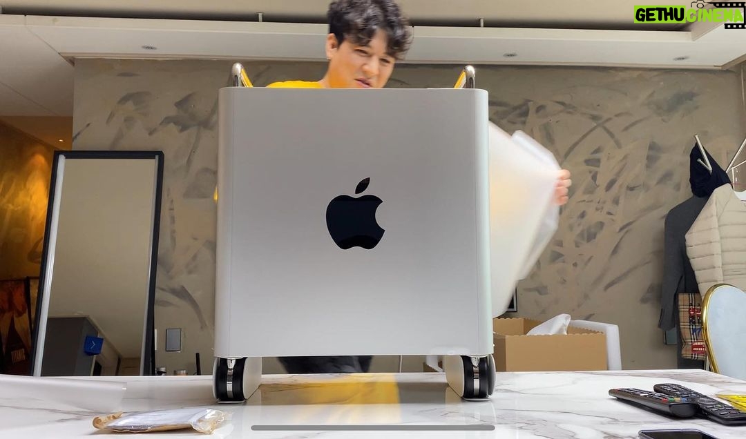 Shindong Instagram - 이게 바로 #flex 다!! #macpro 편집 날라다닐 예정 **사양공개 Mac Pro CTO 2.5GHz CPU/ 384GB RAM/ 4TB SSD/ Radeon Pro Vega II Duo 2개(각각 2x32GB HBM2 메모리) / Apple Afterburner 카드 / 바퀴 달린 스테인리스 스틸 프레임 / Magic Mouse 2 / Magic Trackpad 2/ PRO display XDR X 2개/
