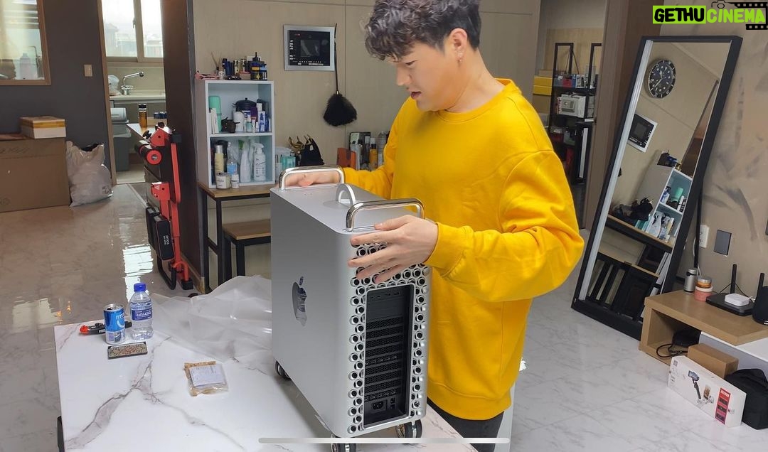 Shindong Instagram - 이게 바로 #flex 다!! #macpro 편집 날라다닐 예정 **사양공개 Mac Pro CTO 2.5GHz CPU/ 384GB RAM/ 4TB SSD/ Radeon Pro Vega II Duo 2개(각각 2x32GB HBM2 메모리) / Apple Afterburner 카드 / 바퀴 달린 스테인리스 스틸 프레임 / Magic Mouse 2 / Magic Trackpad 2/ PRO display XDR X 2개/
