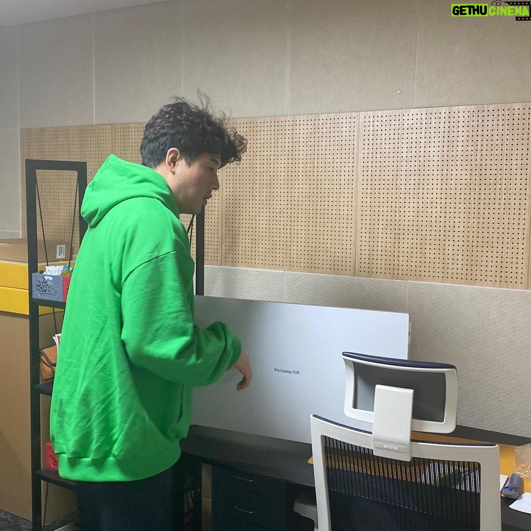 Shindong - 147.2K Likes - #씐나 #새로운모니터 #뚜비 #굿모닝