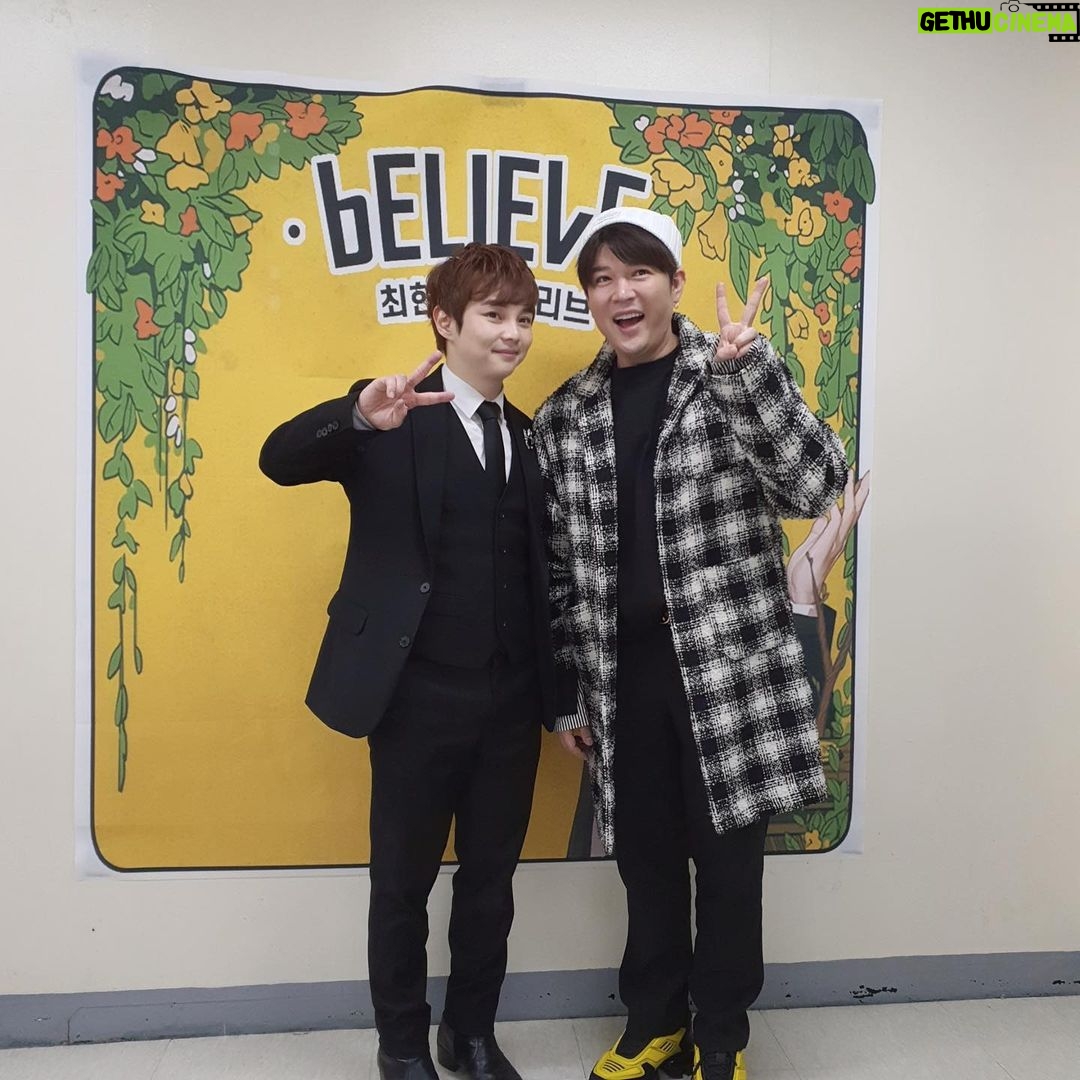 Shindong Instagram - 오늘 #마법사 를 만나고 왔다. 하지만 마법으로 #백만유튜버 는 할 수 없다고 했다.. #약속지킴 #이은결짱 —— 근데.. 공연보는데 정말 눈물이 날정도로 너무 감동적이고 멋졌습니다 아이디어도 너무 좋고.. 형 진짜 존경!^^ 그리고 이은결씨 공연은 아직 본적없음..