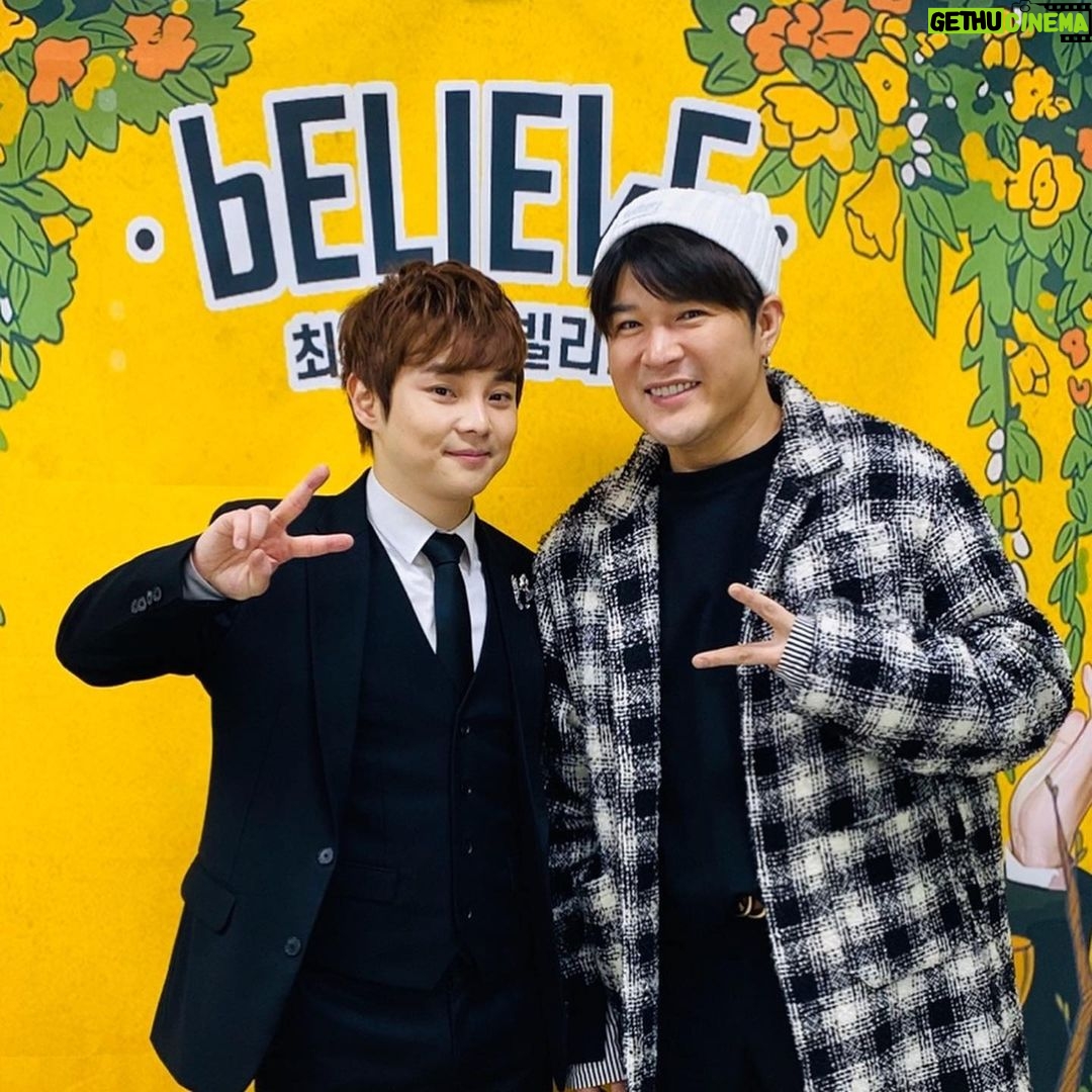 Shindong Instagram - 오늘 #마법사 를 만나고 왔다. 하지만 마법으로 #백만유튜버 는 할 수 없다고 했다.. #약속지킴 #이은결짱 —— 근데.. 공연보는데 정말 눈물이 날정도로 너무 감동적이고 멋졌습니다 아이디어도 너무 좋고.. 형 진짜 존경!^^ 그리고 이은결씨 공연은 아직 본적없음..