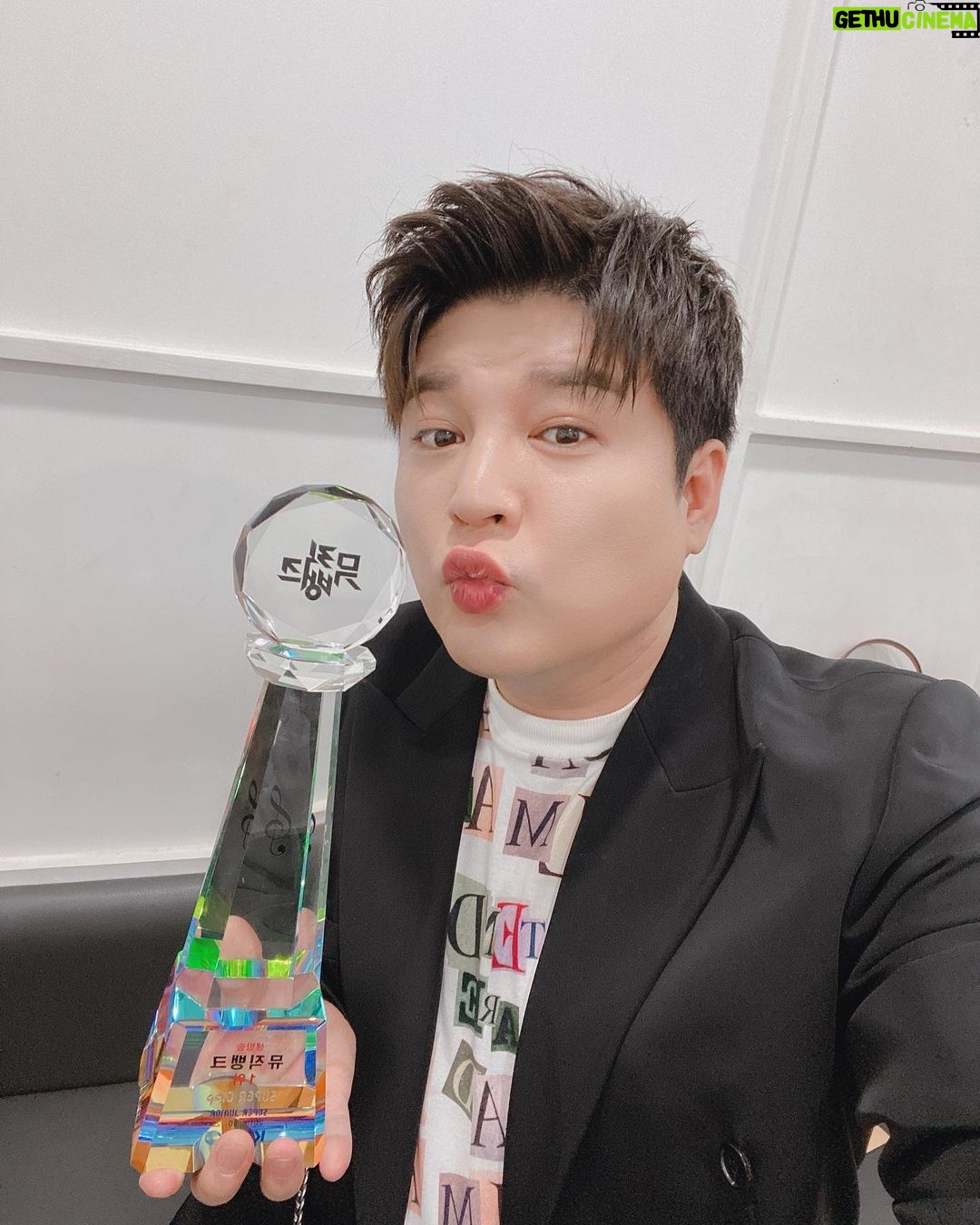 Shindong - 173K Likes - #고마워 #1위 #뮤직뱅크 #슈퍼클랩 #신동 #슈퍼주니어