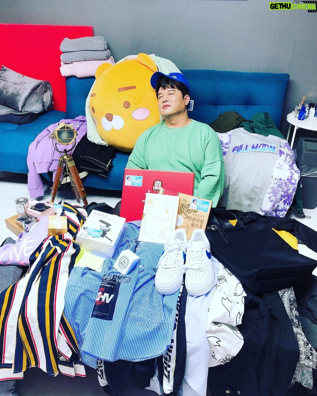 Shindong Instagram - #생일선물 #고맙습니다 #감동 행복한 표정 보이지? ㅎㅎㅎㅎ #인증샷